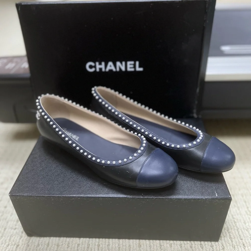 🔴Authentic CHANEL Women's Black & Navy Leather Ballet Flats with Pearl🔴